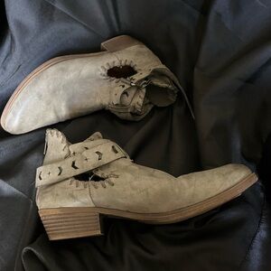 RAMPAGE~GRAY~GRUNGE LIKE BOOTS~10